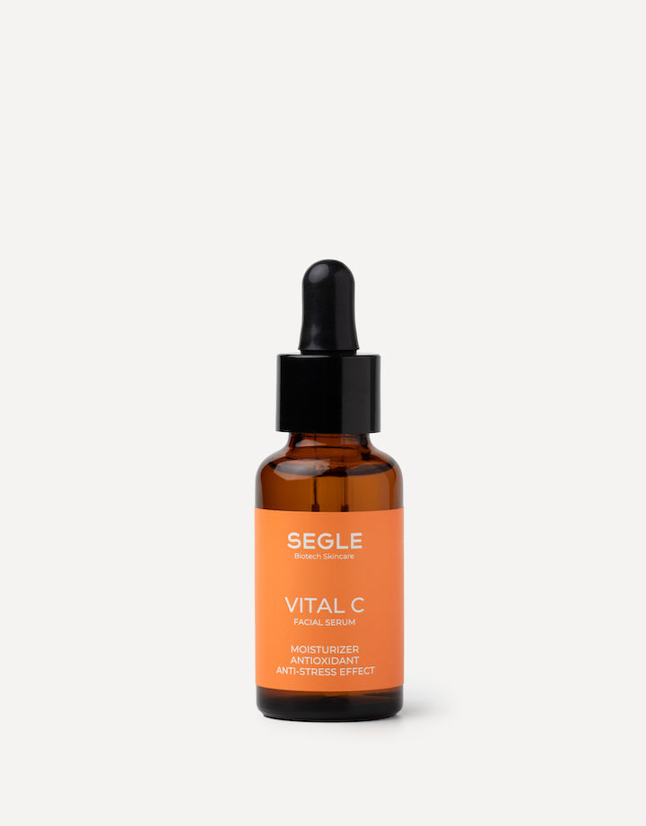 Serúm facial con vitamina C en frasco de vidrio ámbar con pipeta.